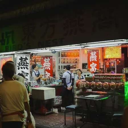 Hidden Gems In China Town, 2Br Apartment