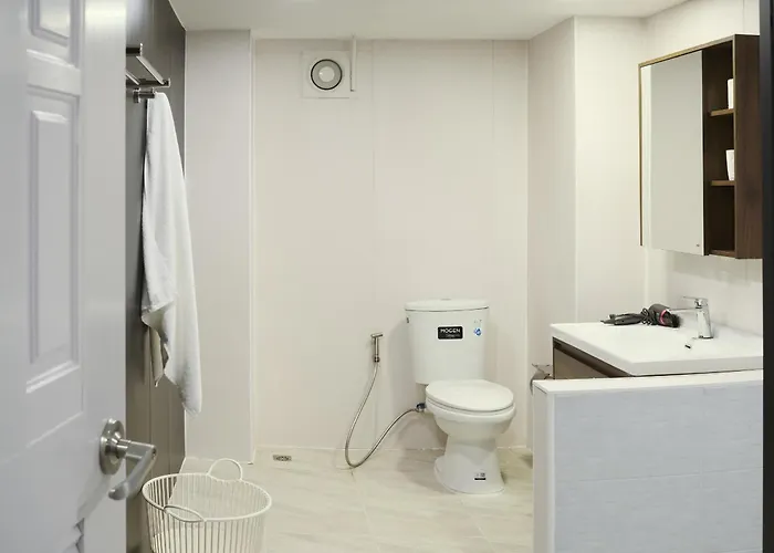 Hidden Gems In China Town, 2br Apartment