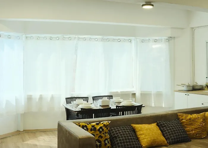 Hidden Gems In China Town, 2br Apartment *